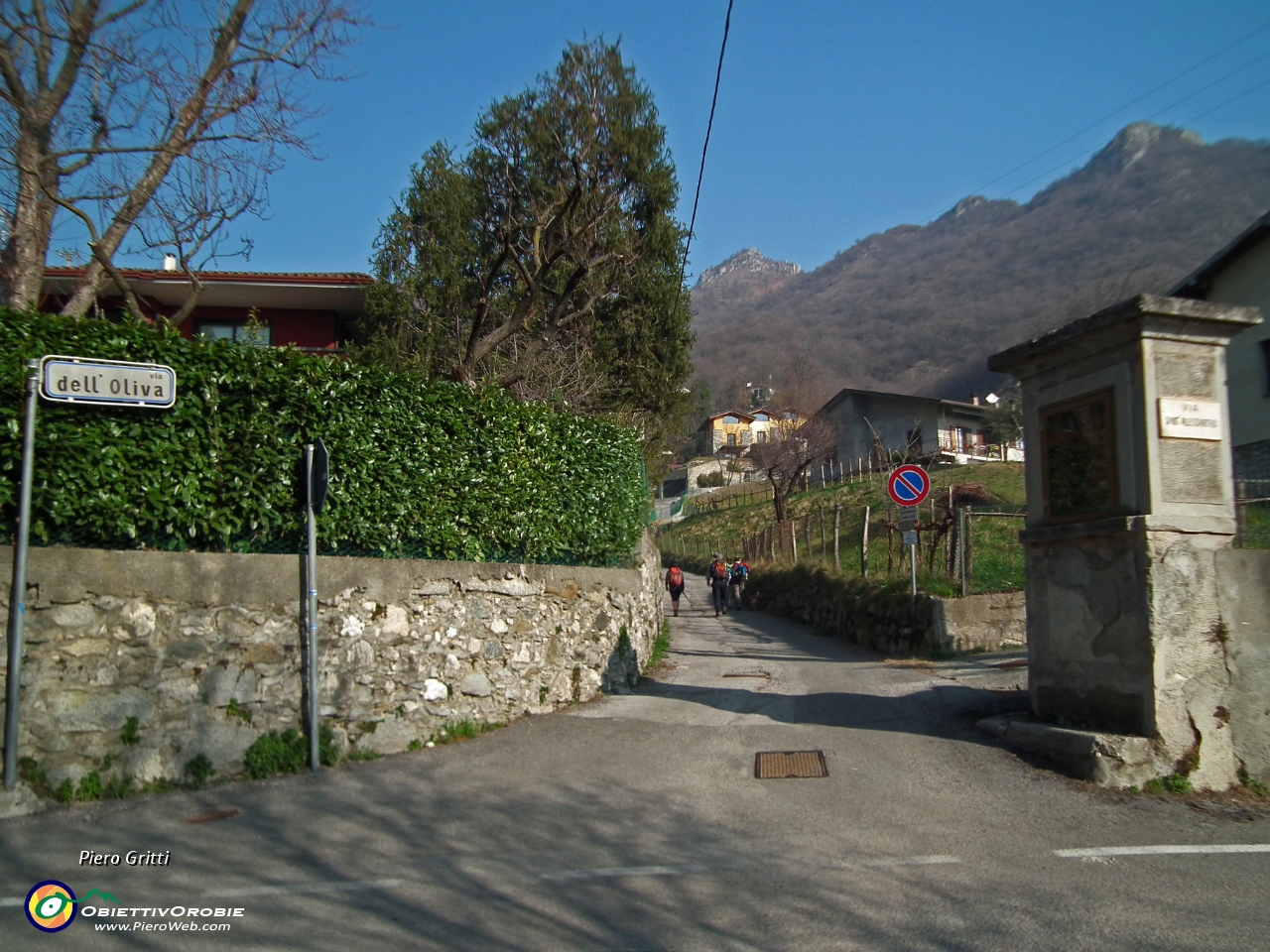 01 Partiamo alla cappelletta di Via dell'Oliva.JPG